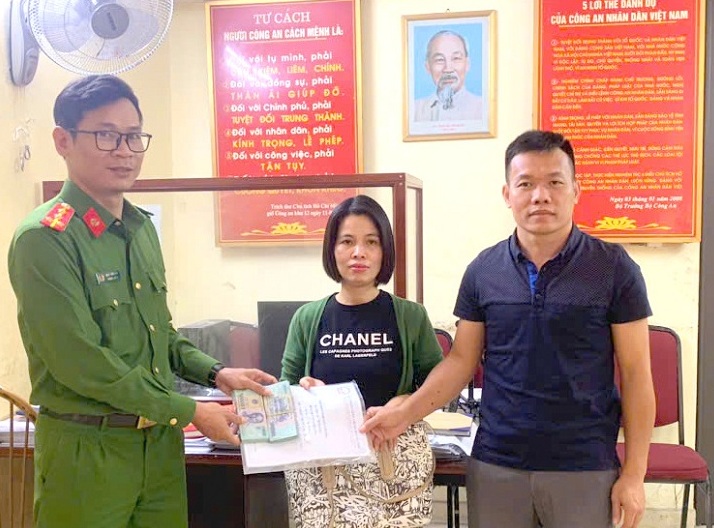 Công an phường Đông Hải (quận Lê Chân) giúp trao trả 100 triệu đồng cho người đánh rơi